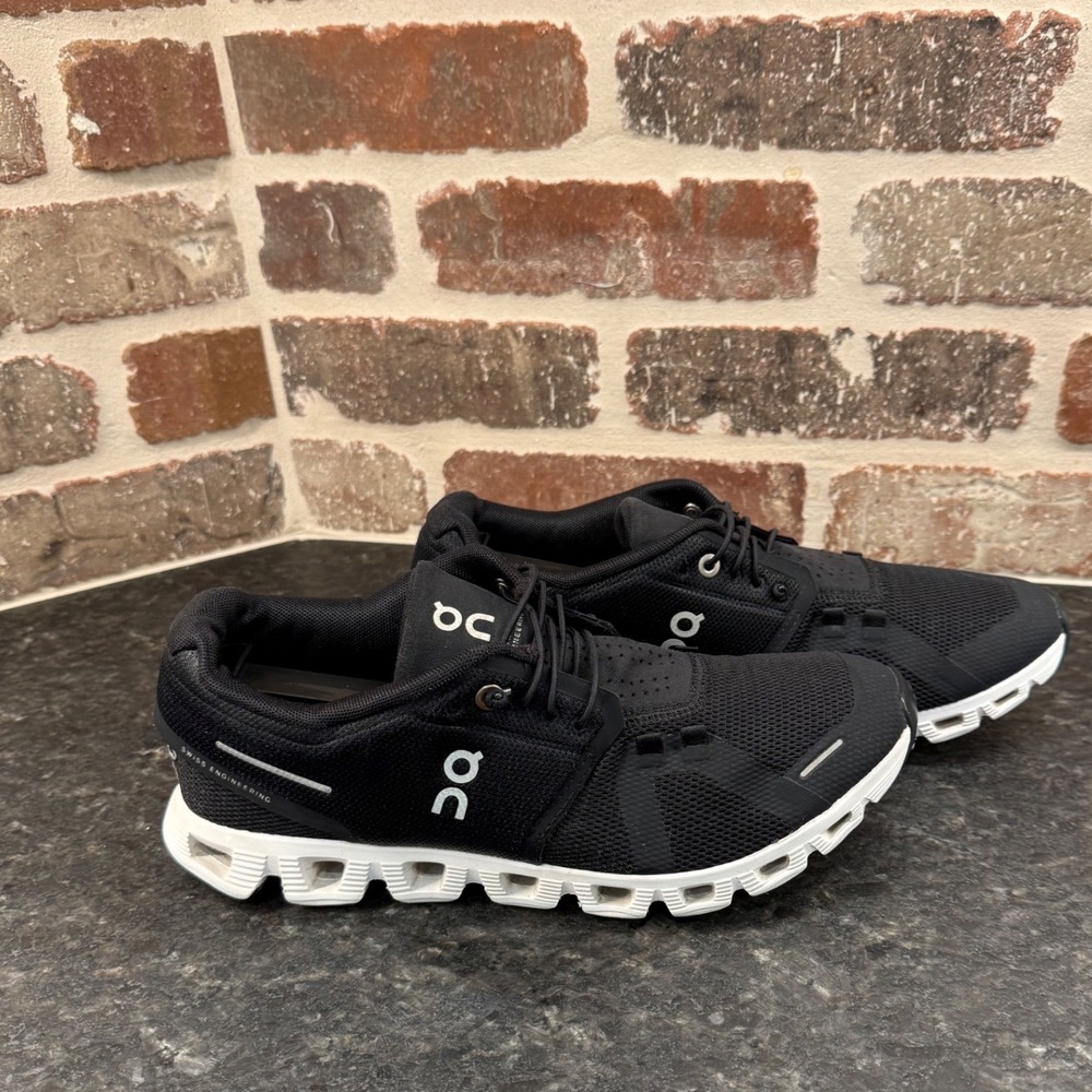 On Cloud 5 Running Shoes Black White 59.98904 Womens Size 8 US W8 EU 39
